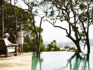 Pretty-Beach-House_Bouddi-Peninsula_Infinity-Pool-Couple