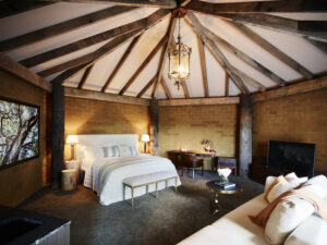 Pretty-Beach-House_Bouddi-Peninsula_Treetops-Bedroom
