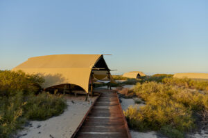 Sal-Salis_Ningaloo-Reef_Suite-Tent-Boardwalk-Entrance_LLoA