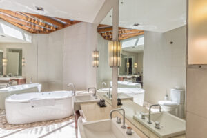 Spicers-Peak-Lodge_Scenic-Rim-Queensland_Aerial_Lodge-Suite-Interior-Bathroom