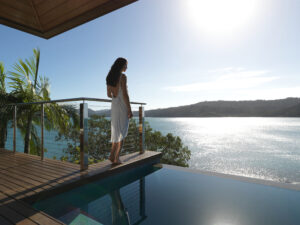 qualia_Great-Barrier-Reef_Woman-Standing-Plunge-Pool-Landscape